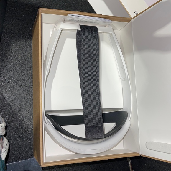New In Box Meta Quest 3 Elite VR Strap - Picture 2 of 5
